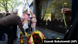 Церемония по случаю 75-й годовщины начала восстания в Варшавском гетто возле памятника Шмуэлю Зигельбойму в Лондоне, 19 апреля 2018 года