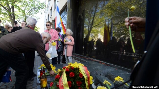 ЦеÑÐµÐ¼Ð¾Ð½Ð¸Ñ Ð¿Ð¾ ÑлÑÑÐ°Ñ 75-й годовÑÐ¸Ð½Ñ Ð½Ð°Ñала воÑÑÑÐ°Ð½Ð¸Ñ Ð² ÐаÑÑавÑком геÑÑо возле памÑÑника ШмÑÑÐ»Ñ ÐигелÑÐ±Ð¾Ð¹Ð¼Ñ Ð² Ðондоне, 19 апÑÐµÐ»Ñ 2018 года