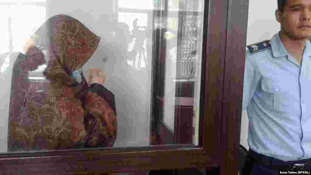32-летняя Гульмира Жумашева приговорена в Атырау к семи годам тюрьмы по обвинению в пропаганде терроризма и истязании несовершеннолетних. По версии следствия, она готовила своего приемного сынка к самоподрыву в здании КНБ.