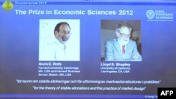Sweden -- A screen displays photos of the winners of the Nobel prize in Economic Sciences US Alvin Roth (L) and Lloyd Shapley during the press conference of the Royal Swedish Academy of Sciences, Stockholm, 15Oct2012