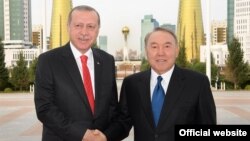 Туркия (чапда) президенти Эрдўғон ва Қозоғистон президенти Назарбоев