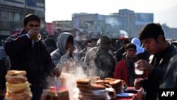آرشیف/ تصویر از باشنده‌گان شهر کابل در هنگام خوردن صبحانه در کنار سرک بتاریخ ۹ فبروری ۲۰۱۵/Source: AFP