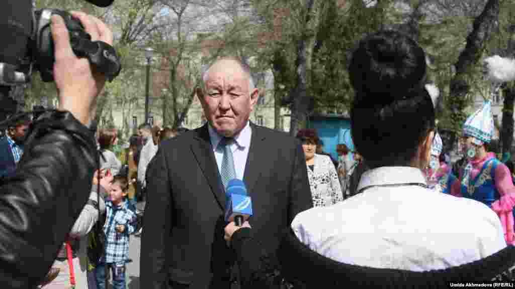 Председатель Казахского культурного центра в Узбекистане Хамза Холмуратов дает интервью местному телеканалу.