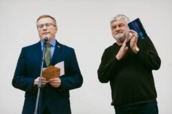 Мэцэнат Павал Бераговіч і пісьменьнік Уладзімер Арлоў на адным з «Дэбютаў»