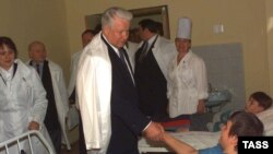 Борис Ельцин в ходе поездки по Ставропольскому краю осматривает больничный комплекс, сооруженный на территории будённовской больницы. Фото ТАСС