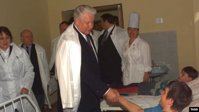 Борис Ельцин в ходе поездки по Ставропольскому краю осматривает больничный комплекс, сооруженный на территории будённовской больницы. Фото ТАСС
