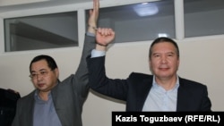 Обвиняемые в "разжигании розни" гражданские активисты Ермек Нарымбаев (слева) и Серикжан Мамбеталин в суде. Алматы, 10 декабря 2015 года.