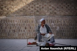 Пожилой мужчина в традиционном наряде. Ташкент, Узбекистан.