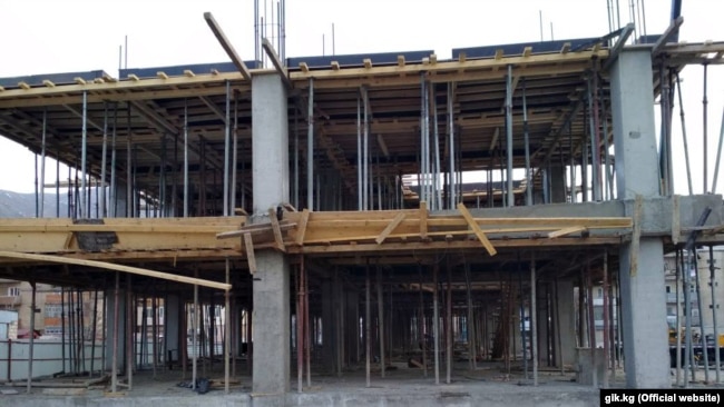 Во время строительства многоэтажного дома в Нарыне по заказу Госипотечной компании. Апрель 2018 года.
