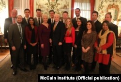 Participanți la un program de liderism organizat de Institutul McCain în septembrie 2014 la Washington.