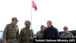Թուրքիայի պաշտպանության նախարար Հուլուսի Աքարը հանդիպում է Սիրիայի սահմանի մոտ տեղակայված ստորաբաժանումների զինծառայողներին, արխիվ 