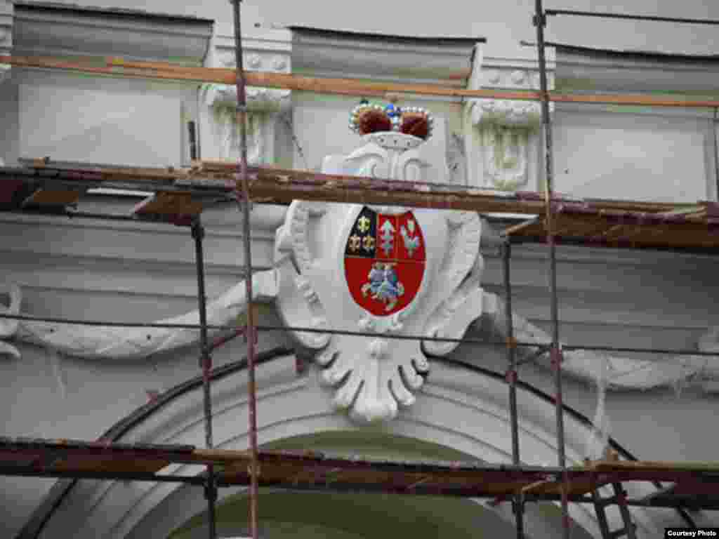31 траўня, панядзелак - Радавы герб Сапега усталяваны гэтымі на ўязной браме гістарычнага Палац Сапегаў у Ружанах.