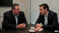 Солшыл СИРИЗА партиясы басшысы Алексис Ципрас (сол жақта) және «Тәуелсіз гректер» партиясы жетекшісі Панос Камменос. Афина, 26 қаңтар 2015 жыл.