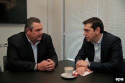 Alexis Tsipras (dr.), la o întîlnire cu Panos Kammenos, liderul „Grecilor independenți” la 26 ianuarie 2015