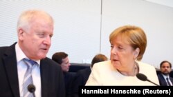 Angela Merkel (sağda) və Horst Seehofer, 3 iyul, 2018-ci il