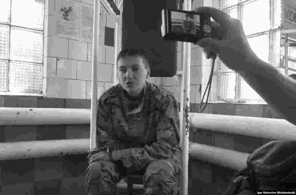 Надія Савченко під час допиту після захоплення її бойовиками угруповання «ЛНР», що визнане в Україні терористичним. 19 червня 2014 року ( ©Shutterstock)