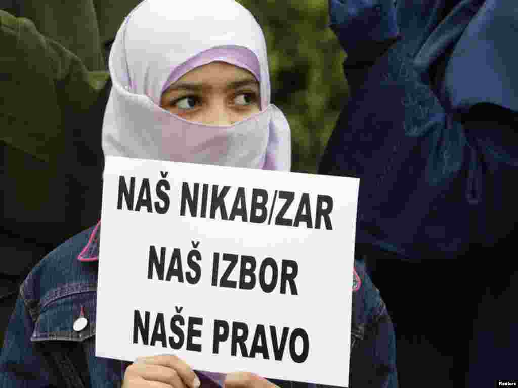 BiH - Protesti protiv zabrane nikaba u Sarajevu, 26.07.2010. - AFoto: Reuters / Danilo Krstanović 