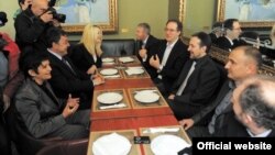 Работна средба на највисоко ниво помеѓу четирите опозициски партии ЛДП, ВМРО-НП, Обединети за Македонија и Достониство. Андреј Жерновски, Љубчо Георгиевски, Стојанче Ангелов и Јагода Митревска на 4 април 2012 година. 