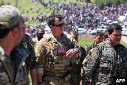 Курдские бойцы в Сирии вместе с офицером спецназа Армии США (в центре). 2017 год