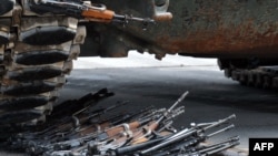 Tenk prelazi preko oružja u vojnoj kasarni Rajlovac u blizini Sarajeva, maj 2010. U Bosni i Hercegovini je u 2021. godini bilo registrirano oko 324.000 komada različitog oružja.