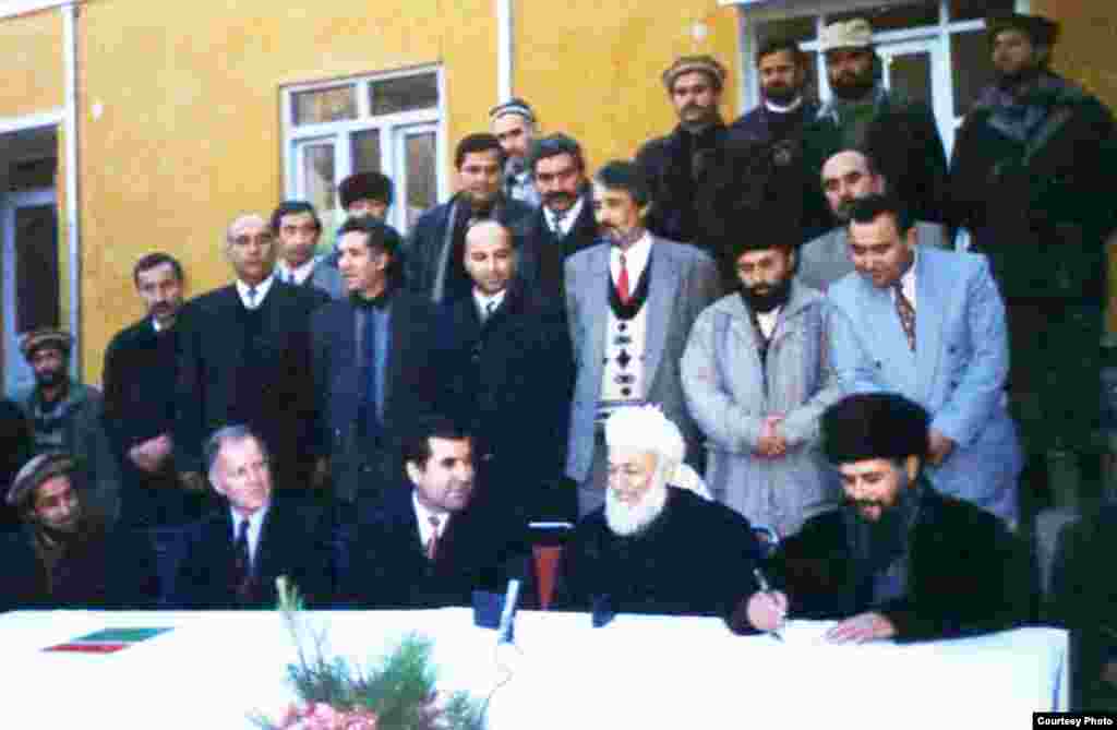 The leadership of the Tajik&nbsp;government and&nbsp;opposition&nbsp;in Afghanistan meeting in Kabul under the auspices of the UN and Afghan President Burhonuddin Rabbani 