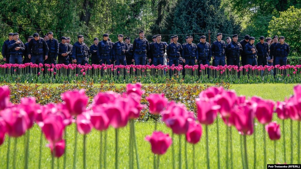 Полицейские во время акции протеста в Алматы в День единства народа Казахстана, 1 мая 2019 года.