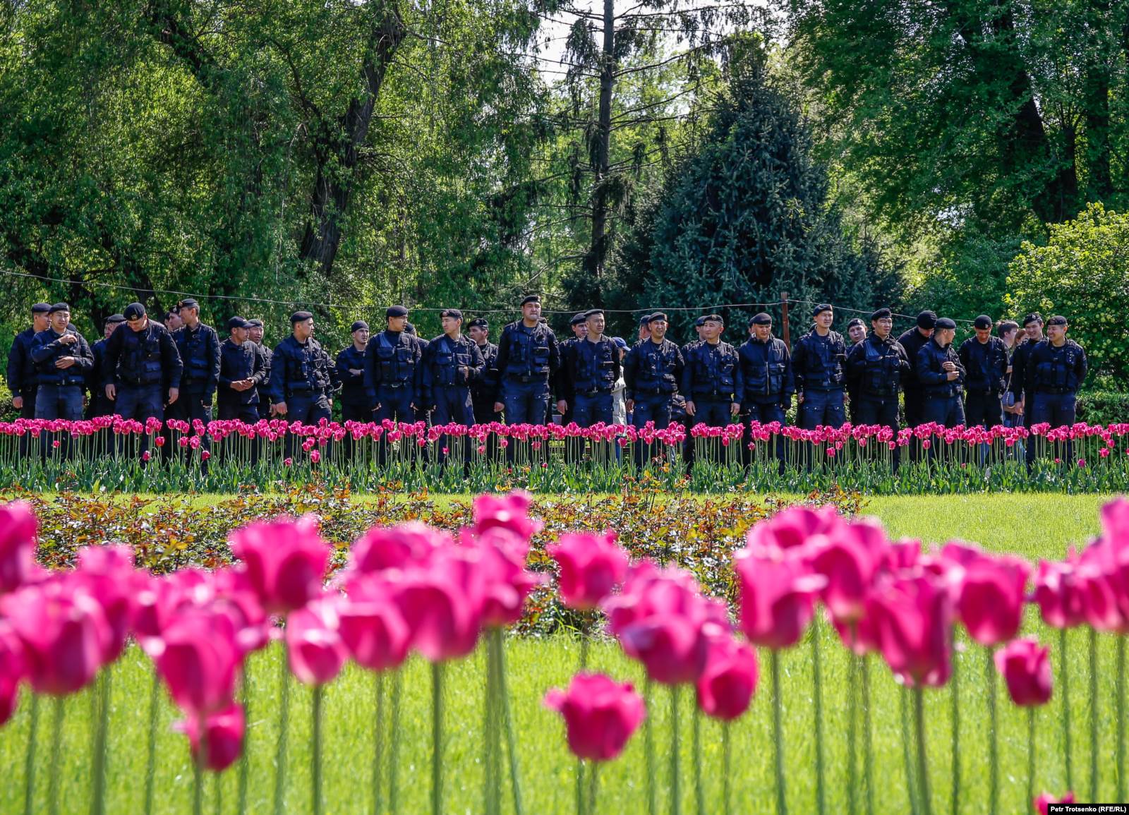 Наразылардың әрекетін бақылап тұрған арнайы жасақ. Алматы, 1 мамыр 2019 жыл. 