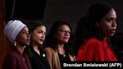 ABŞ Nümayəndələr palatasının üzvləri, Ayanna Pressley , Ilhan Abdullahi Omar , Rashida Tlaib, və Alexandria Ocasio-Cortez 