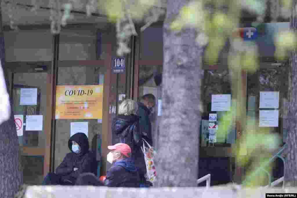 Red za pregled u jednoj od COVID ambulanti na Novom Beogradu, beogradskoj opštini sa najviše stanovnika, četvrtak 12. novembar.