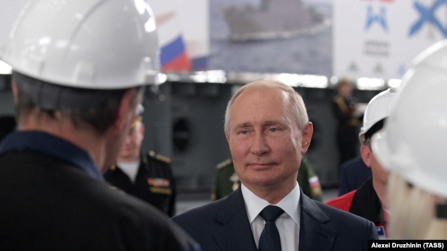 Президент России Владимир Путин на заводе “Залив” в Керчи, 20 июля 2020 года