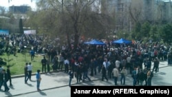 Митинг оппозиции в Бишкеке. 10 апреля 2014 года.