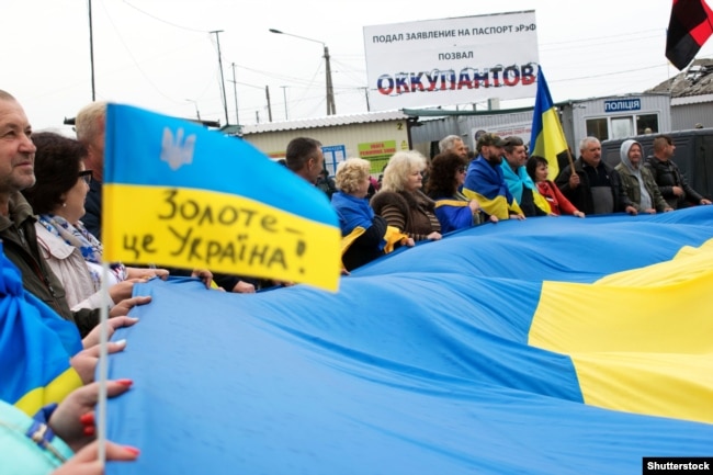 Акція проти відведення підрозділів Збройних сил України з бойових позицій на лінії розмежування на Донбасі. Станиця Луганська, 5 жовтня 2019 року