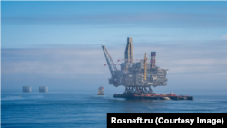Нефтяная платформа американской корпорации ExxonMobil на шельфе острова Сахалин 