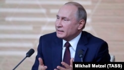 Президент России Владимир Путин отвечает на вопросы журналистов, Москва, 19 декабря 2019 года