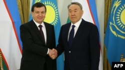Президент Узбекистана Шавкат Мирзияев (слева) во время визита в Астану встречается с казахстанским коллегой Нурсултаном Назарбаевым. 23 марта 2017 года.