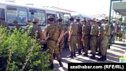 Солдаты у автобусной остановки в Туркменистане. Иллюстративное фото.