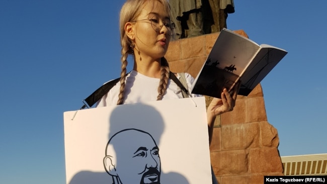 Айдана Айдархан, дочь заключённого поэта и диссидента Арона Атабека, выступает на акции, зачитывая стихотворения своего отца и призывая власти освободить его. Алматы, 14 июля 2019 года.