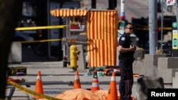 Десетина загинати откако комбе удри во пешаци во Торонто