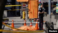 На месте инцидента в Торонто - один из девяти погибших, 23 апреля 2018 года.