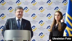 Президент України Петро Порошенко та новий керівник Одеської митниці Юлія Марушевська. Одеса, 16 жовтня 2015 року