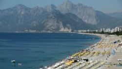 Туристи відпочивають на пляжі популярного турецького курорту у місті Анталія