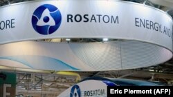 Логото на руската агенција за атомска енергија Росатом за време на Светската нуклеарна изложба во Ле Бурже, во близина на Париз, 28 јуни 2016 година