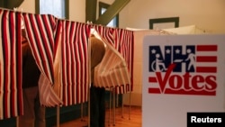 ایالت نیوهمشایر نخستین ایالتی است که در آن انتخابات درون حزبی برگزار می‌شود و دموکراتها و جمهوریخواهان برای اینکه چه کسی در انتخابات اصلی نامزدشان باشد، رای می‌دهند.