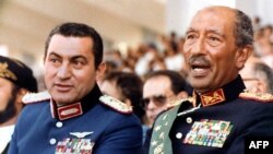 انور سادات(راست)، رییس جمهوری پیشین مصر که در جریان یک ترور کشته شد همراه با حسنی مبارک