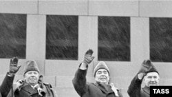 Генеральный секретарь ЦК КПСС Леонид Ильич Брежнев и другие официальные лица