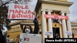 Sa protesta Asocijacje likovnih umetnosti Srbije (ULUS) u znak podrške organizatorima izložbe koju su demolirali maskirani napadači, ispred paviljona Cvijeta Zuzorić na tvrđavi Kalemegdan. Beograd, 18. oktobar 2020. 