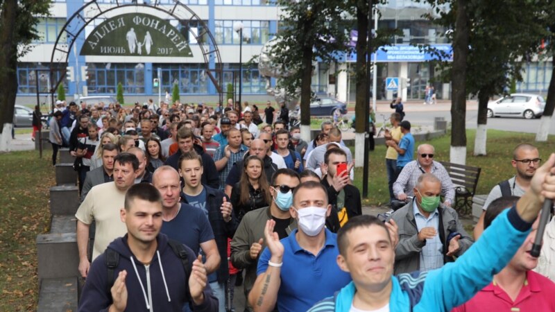 Работнікі БелАЗ у Жодзіна выйшлі на «марш салідарнасьці». Фота