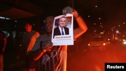 Jedan od simpatizera SNS-a nosi sliku Tomislava Nikolića iz vremena kampanje za predsedničke izbore u maju 2012. godine