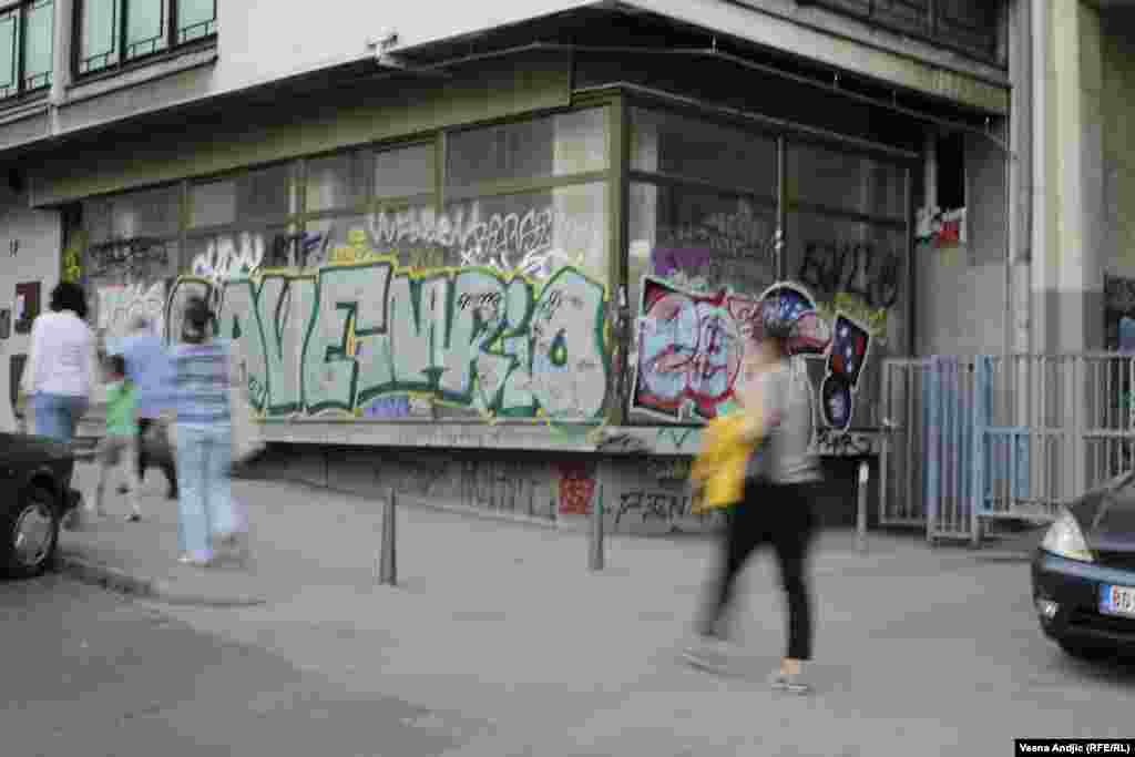 Izlog zatvorene prodavnice u centru Beograda
