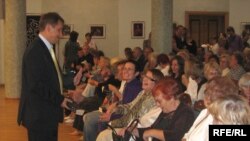 Minsk - Aliaksandar Lukashuk emcees the presentation of "Jak?" 